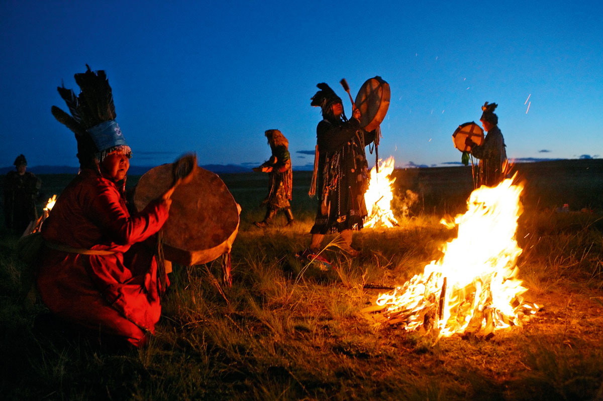 Традиции молчания. Хакасия, Хакасский народ шаман. Хакасы Шаманизм. Камлание шамана Хакасия. Шаманизм в Хакасии.