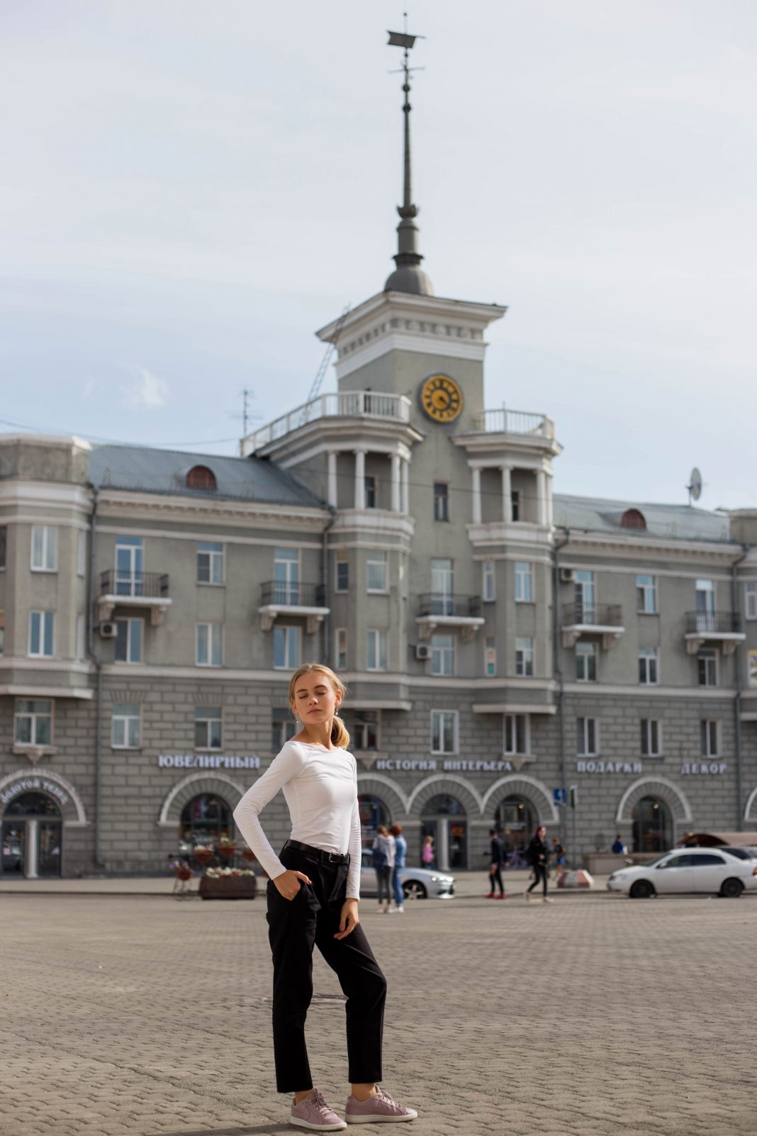 Возле барнаула. Дом под шпилем Барнаул. Под шпилем Барнаул. Гастроном под шпилем Барнаул. Магазин под шпилем Барнаул.