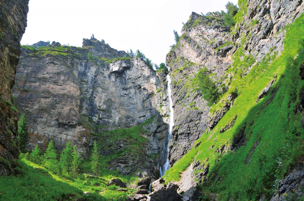 5 водопадов, которые нужно посетить каждому гостю Сибири