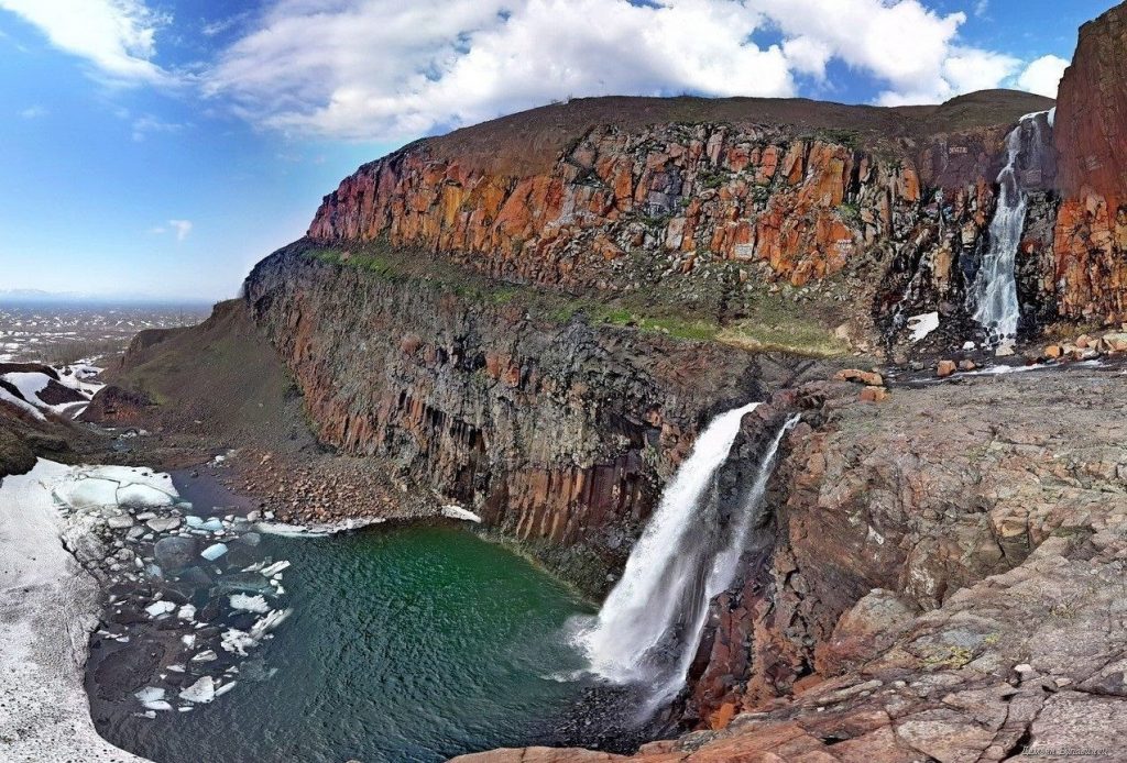 5 водопадов, которые нужно посетить каждому гостю Сибири